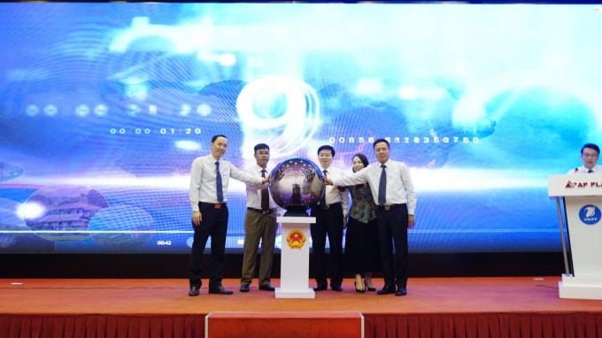 Đại điện lãnh đạo lãnh đạo Tập đoàn VNPT và lãnh đạo tỉnh Hòa Bình và nhấn nút khai trương Hệ thống du lịch Thông minh tỉnh Hòa Bình