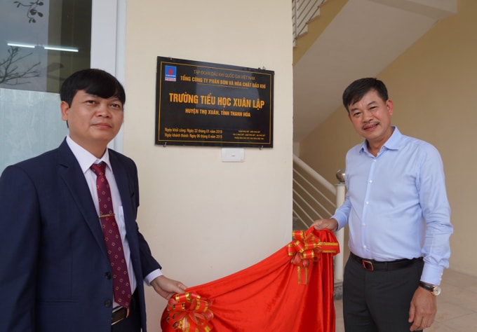 Gắn biển công trình trường nhà lớp học trường tiểu học Xuân Lập.
