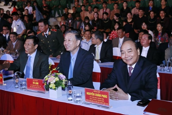 Thủ tướng Nguyễn Xuân Phúc cùng các đại biểu dự buổi lễ. Ảnh: QĐND