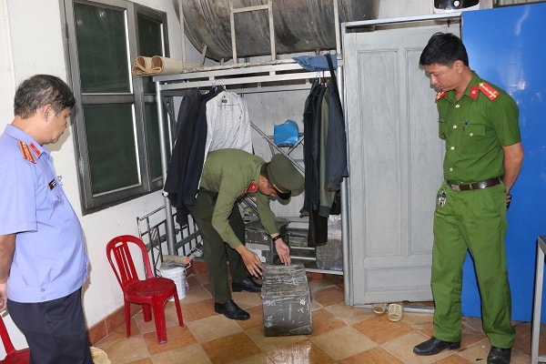 Khám xét tại số nhà 24 đường Nguyễn Thị Minh Khai, TP Hà Tĩnh của Nguyễn Minh Cầm. Ảnh CAHT