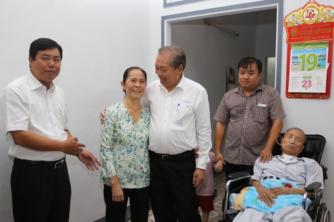 Phó Thủ tướng Trương Hòa Bình thăm gia đình bà Ngô Mỹ Nhân và ông Lê Hoàng Huynh. Ảnh: VGP