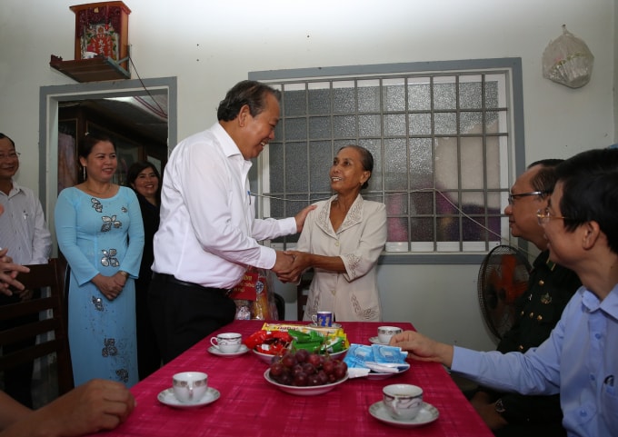 Phó Thủ tướng Trương Hòa Bình thăm gia đình bà Thạch Kim Tâm. Ảnh: VGP