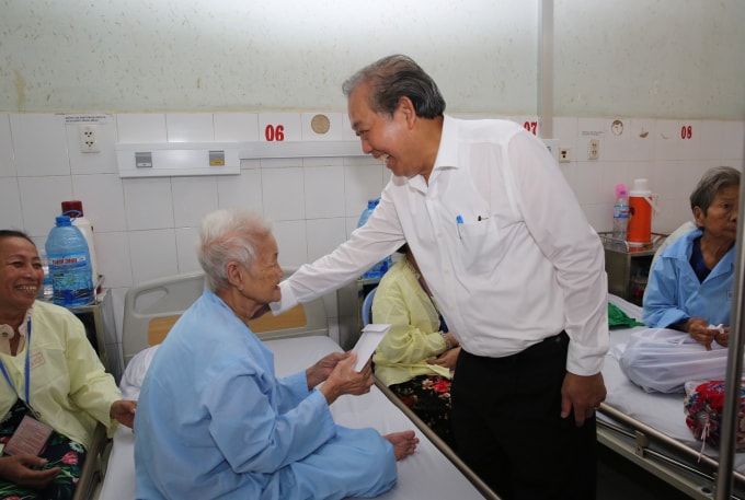 Phó Thủ tướng Trương Hòa Bình thăm hỏi, động viên và tặng quà bệnh nhân đang điều trị tại Bệnh viện đa khoa Cà Mau. Ảnh: VGP
