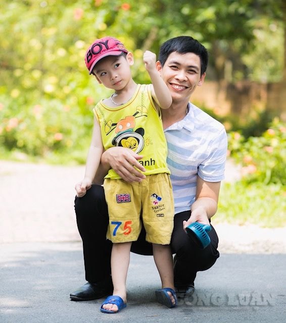 Thầy Lê văn Chinh cùng con trai. Ảnh: NVCC
