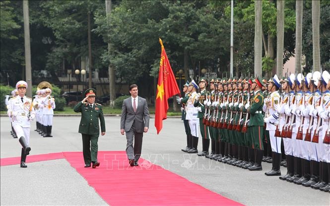 Đại tướng Ngô Xuân Lịch, Bộ trưởng Bộ Quốc phòng và Bộ trưởng Quốc phòng Hoa Kỳ Mark Esper duyệt đội danh dự Quân đội nhân dân Việt Nam. Ảnh: TTXVN