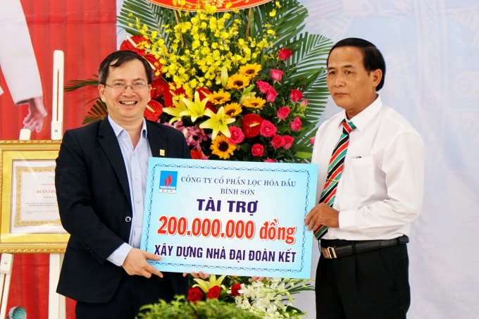 Ông Khương Lê Thành, Phó TGĐ BSR trao bảng tài trợ cho “Quỹ vì người nghèo” của Ủy ban MTTQ Việt Nam huyện Nghĩa Hành