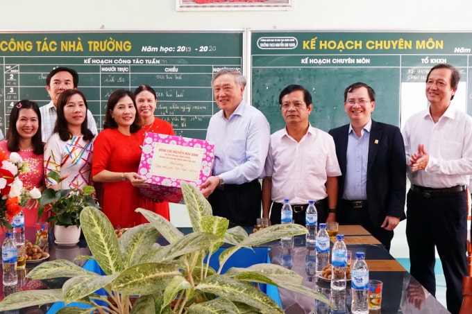 Đại diện Lãnh đạo BSR cùng đoàn công tác thăm, tặng quà và chúc mừng thầy cô và học sinh trường THCS Nguyễn Kim Vang nhân ngày Nhà giáo Việt Nam 20.11.