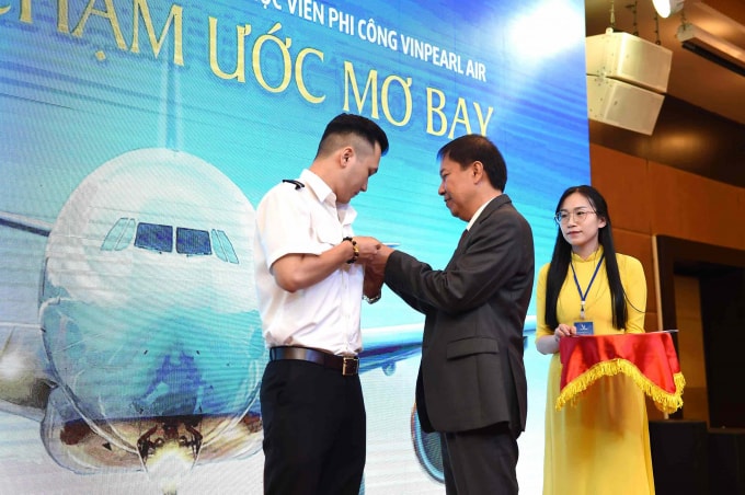 Những chiếc huy hiệu học viên VinAviation được trao cho các học viên phi công