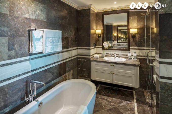 Ốp lát tường và sàn đá nhà tắm bằng đá marble tự nhiên Hồng Xanh Vân Mây của FLC STONE giúp không gian trở nên thư thái, hài hòa với thiên nhiên