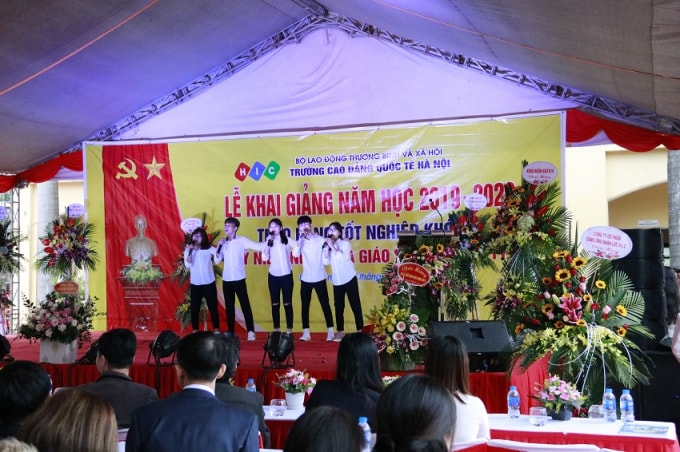 Những lời ca tiếng hát, những vũ điệu sôi động đến từ đội văn nghệ của Nhà trường.