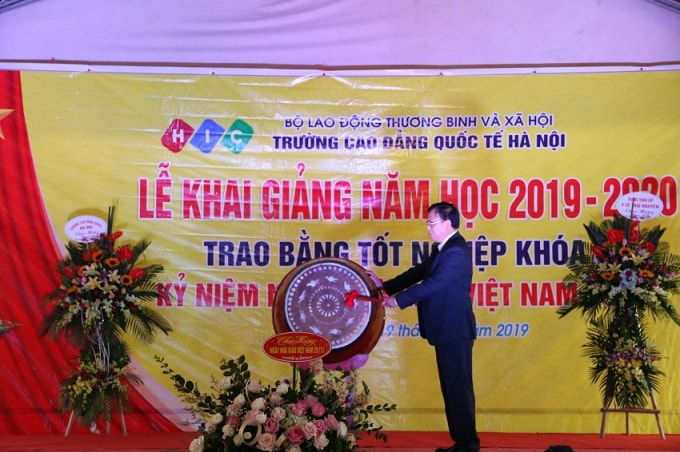 Thầy Nguyễn Công Cát - Hiệu trưởng nhà trường đánh trống khai giảng năm học mới