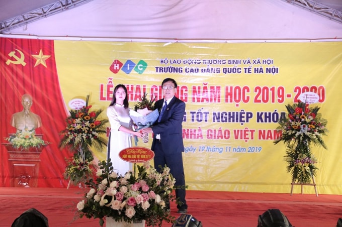 Những bó hoa tươi thắm kỷ niệm Ngày Nhà giáo Việt Nam và khai giảng năm học mới được trao tặng