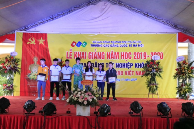 Trường Cao đẳng Quốc tế Hà Nội đã tuyên dương, trao giấy khen và phần thưởng cho các em tại buổi lễ.