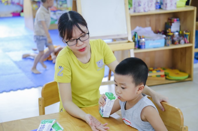 Đặc biệt với các em độ tuổi mẫu giáo, việc hình thành thói quen uống sữa đúng giờ, đúng cách còn khó khăn hơn rất nhiều