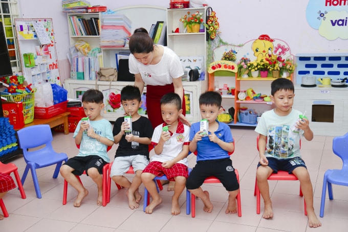 Các cô giáo cẩn thận và tỉ mỉ ngay từ khâu sắp xếp, bảo quản và dạy các con thói quen nề nếp, kỉ luật khi chuyển, phát sữa đến các lớp học