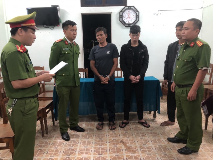 Công an đọc lệnh khởi tố, bắt tạm giam các đối tượng lừa đảo chiếm đoạt tài sản.