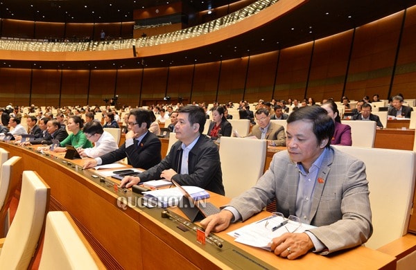 Các đại biểu Quốc hội nhấn nút biểu quyết thông qua Bộ luật Lao động(sửa đổi). Ảnh: Trung tâm Báo chí Quốc hội
