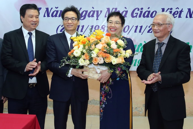 Phó Thủ tướng Vũ Đức Đam tặng hoa chúc mừng đội ngũ giáo viên trường THPT Đinh Tiên Hoàng nhân Ngày Nhà giáo Việt Nam. Ảnh: VGP