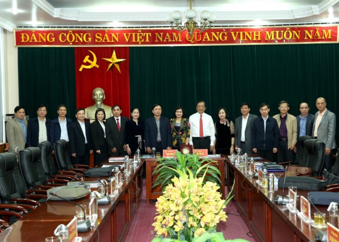 Đoàn công tác HNBVN chụp ảnh kỷ niệm với lãnh đạo Tỉnh ủy và HNB tỉnh Cao Bằng.