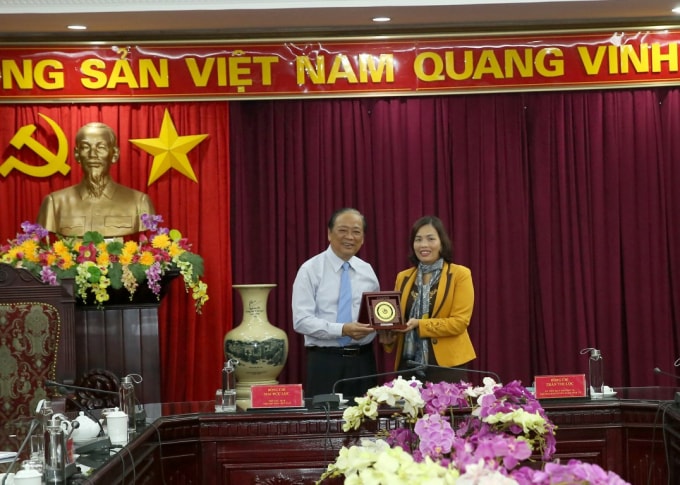 Phó Chủ tịch Hội Nhà báo Việt Nam Mai Đức Lộc trao tặng Trưởng ban Tuyên giáo Tỉnh ủy Bắc Kạn Trần Thị Lộc món quà kỷ niệm - logo của HNBVN.