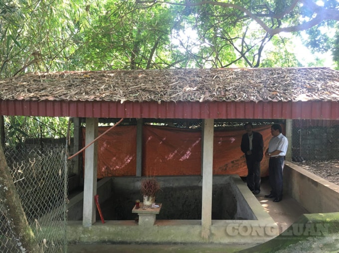 Ông Hán Văn Luận tự bỏ tiền túi ra để dựng mái che mưa che nắng cho mộ cổ.