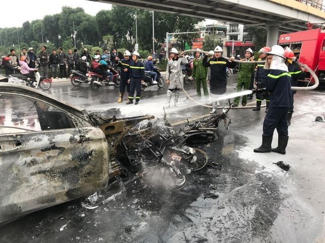 Ô tô mang nhãn hiệu Mercedes đang lưu thông tại khu vực ngã tư Lê Văn Lương - Nguyễn Ngọc Vũ thì va chạm với nhiều phương tiện sau đó bốc cháy dữ dội. Ảnh: VOV