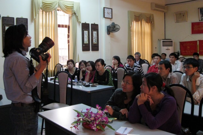 Tập huấn ảnh báo chí cho Người làm báo Quảng Ninh.