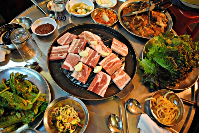 Ba chỉ nướng Samgyeopsal là món ăn đầu tiên bạn nên tìm kiếm khi đặt chân tới Hàn Quốc vào mùa đông.