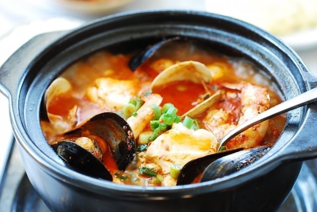 Đậu phụ hầm Sundubu Jjigae là món ăn lý tưởng để bạn nhâm nhi trong một ngày tuyết rơi.