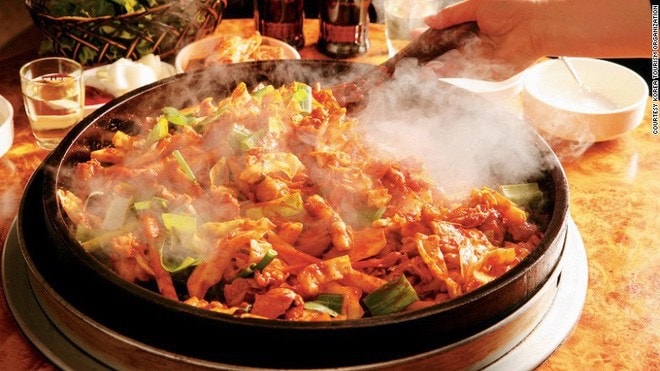 Những chảo gà xào bốc khói Dakgalbi sẽ giúp du khách đánh bay cái lạnh mùa đông.