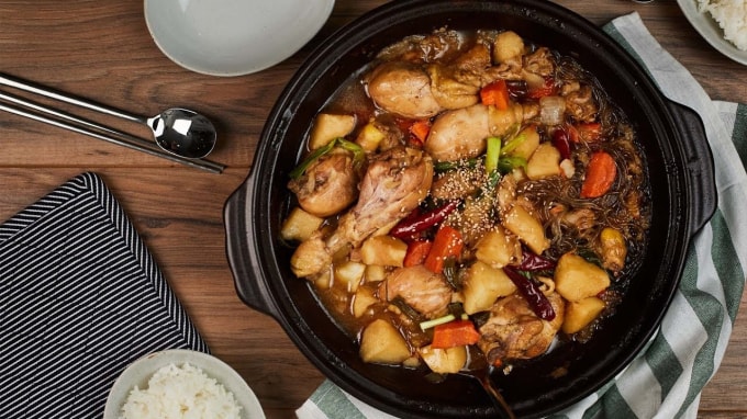 Canh gà hầm Jjimdak thường được nấu cùng với miến và có thể ăn kèm cơm nóng.