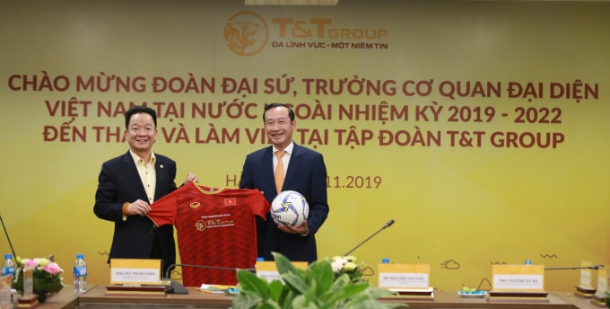 Chủ tịch HĐQT kiêm Tổng Giám đốc Đỗ Quang Hiển tặng quà là áo đấu và bóng có chữ ký của các cầu thủ đội tuyển Việt Nam cho ông Nguyễn Văn Thảo – Trợ lý Bộ trưởng Ngoại giao và các Đại sứ, Trưởng Cơ quan đại diện Việt Nam tại nước ngoài.