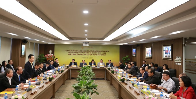 Chủ tịch HĐQT kiêm Tổng Giám đốc Tập đoàn T&T Group Đỗ Quang Hiển phát biểu chào mừng các Đại sứ, Trưởng Cơ quan đại diện của Việt Nam tại nước ngoài.
