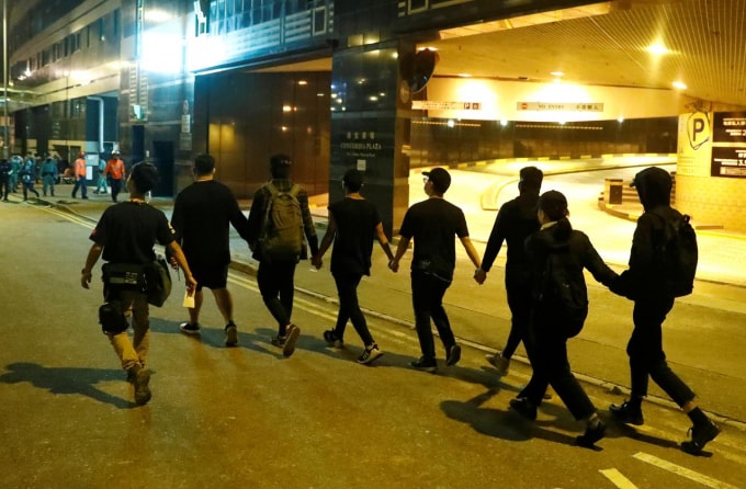8 người biểu tình ở Hong Kong đầu hàng cảnh sát vào rạng sáng nay, 22/11. Ảnh: Reuters