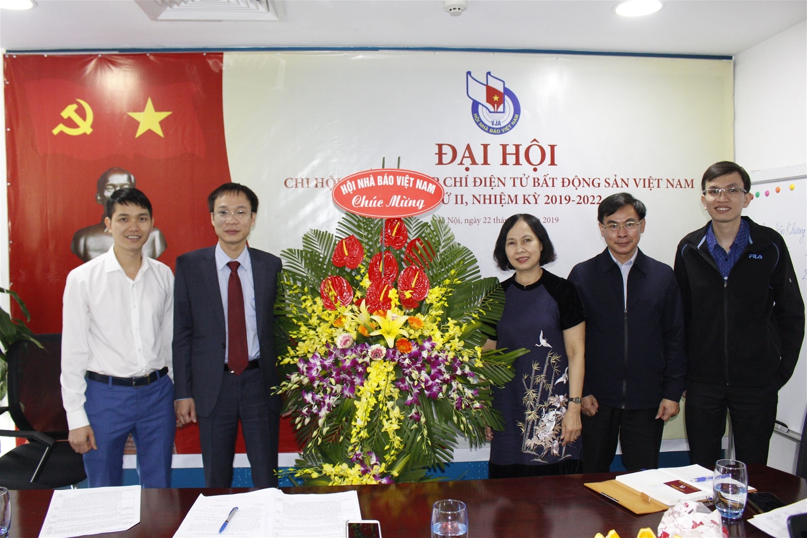 Chi hội Nhà báo Tạp chí điện tử Bất động sản Việt Nam nhận lẵng hoa chúc mừng từ lãnh đạo Hội Nhà báo. Ảnh: Phạm Lượng