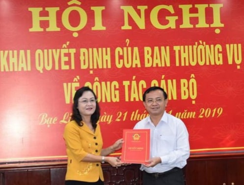 Bà Lê Thị Ái Nam, Phó Bí thư Thường trực Tỉnh ủy trao quyết định điều động ông Lê Tấn Cận giữ chức vụ Trưởng Ban Tổ chức Tỉnh ủy Bạc Liêu.