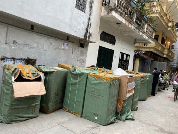 Lực lượng chức năng kiểm tra cơ sở kinh doanh tại quận Hoàng Mai. Ảnh: Tổng cục Quản lý thị trường