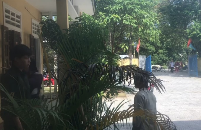 Đối tượng Lê Hưng (con trai ông Lê Thành) có hành vi hành hung cán bộ bảo vệ rừng. (ảnh cắt từ Clip)