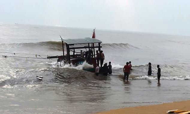 Lực lượng chức năng cùng người dân ứng cứu, kéo chiếc tàu vào bờ