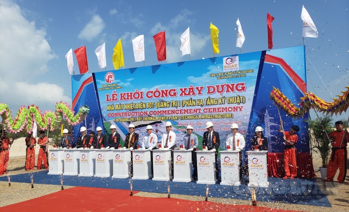 Lãnh đạo tỉnh Quảng Trị và các sở, ban ngành ấn nút khởi công (Ảnh: Cái Văn Long).