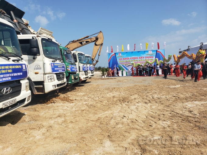 Các phương tiện tham gia lễ động thổ (Ảnh: Cái Văn Long).