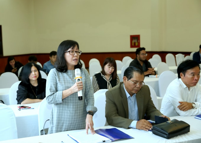 Đồng chí Nguyễn Thị Hồng Hạnh, CHủ tịch HNB Thừa Thiên Huế, Tổng Biên tập Báo Thừa Thiên Huế phát biểu tham luận tại Hội nghị. Ảnh: Sơn Hải