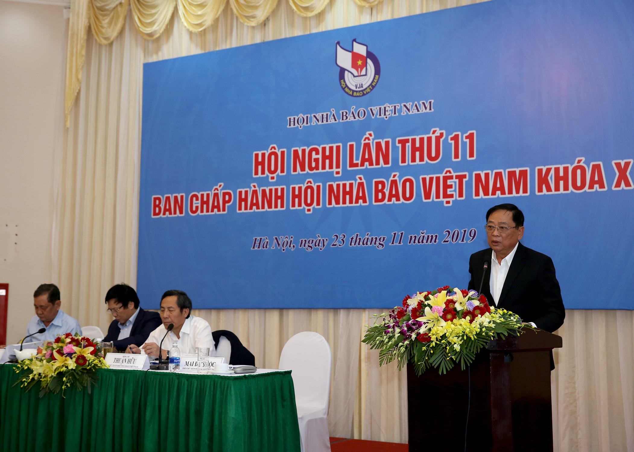 Đồng chí Mai Đức Lộc, Phó Chủ tịch Hội Nhà báo Việt Nam trình bày Báo cáo một số nội dung xin ý kiến sửa đổi, bổ sung Điều lệ Hội Nhà báo Việt Nam Khóa XI. Ảnh: Sơn Hải