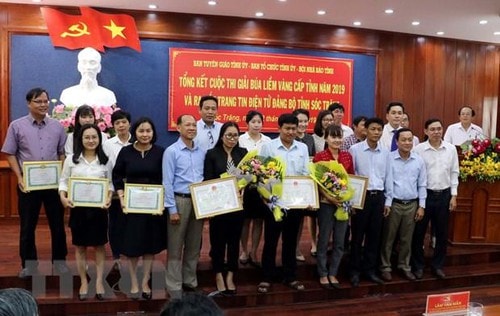 Lãnh đạo Tỉnh ủy trao giải và Bằng khen cho các tác giả đạt giải cao. (Ảnh: Trung Hiếu/TTXVN)