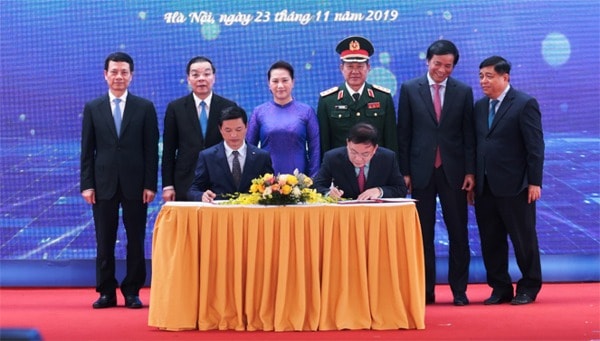 Chủ tịch Quốc hội Nguyễn Thị Kim Ngân và các đại biểu chứng kiến Lễ Ký kết Thỏa thuận hợp tác Chiến lược giữa Ban quản lý Khu Công nghệ cao Hòa Lạc và Tập đoàn Công nghệ Viễn thông Quân đội. Ảnh: ĐBND