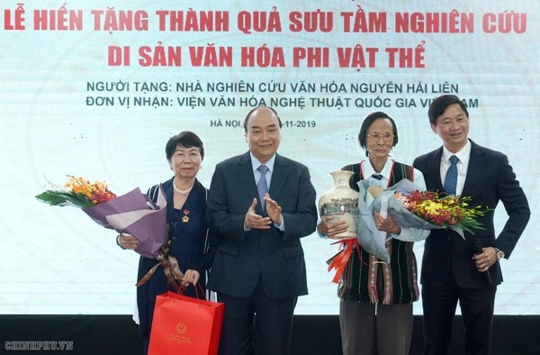 Thủ tướng Nguyễn Xuân Phúc tặng hoa, tặng quà nhà nghiên cứu Nguyễn Hải Liên. Ảnh: VGP