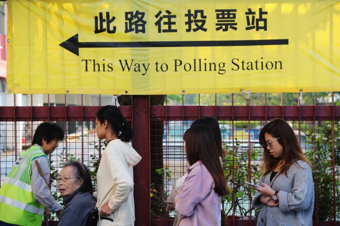 Người dân Hong Kong xếp hàng chờ bỏ phiếu. Ảnh: Reuters