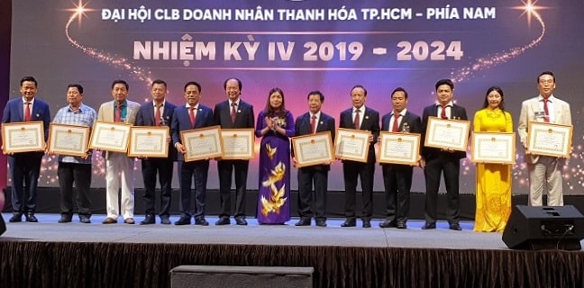 Phó Chủ tịch UBND tỉnh Thanh Hóa Lê Thị Thìn tặng Bằng khen cho BCH HTBC nhiệm kỳ III.