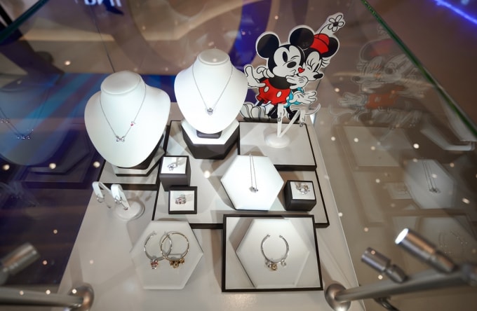 Bộ trang sức với cảm hứng thiết kế từ hình tượng chuột Mickey và Minnie.