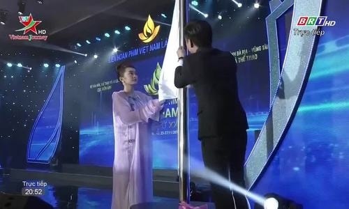 Nghi thức kéo cờ tại Lễ Khai mạc Liên hoan Phim Việt Nam lần thứ XXI do 2 diễn viên Kaity Nguyễn và Quý Bình thực hiện. Ảnh: thegioidienanh